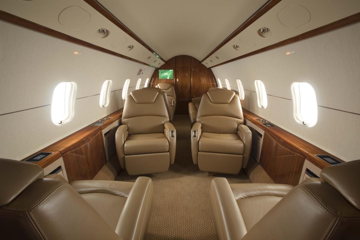 Challenger 300 exterior for Teterboro charter